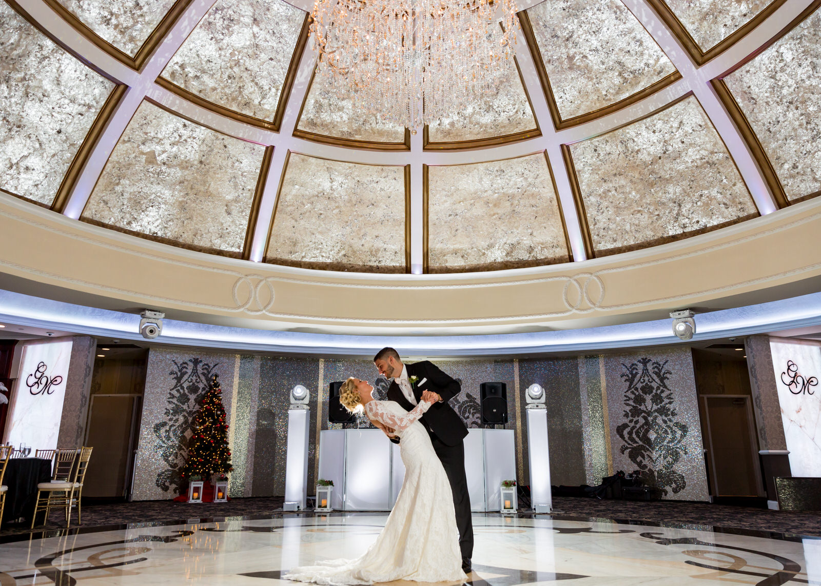 couple dance in Wedding